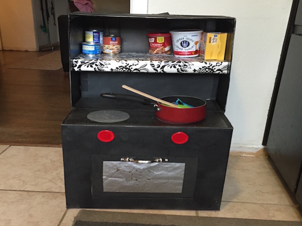 Box play kitchen complete